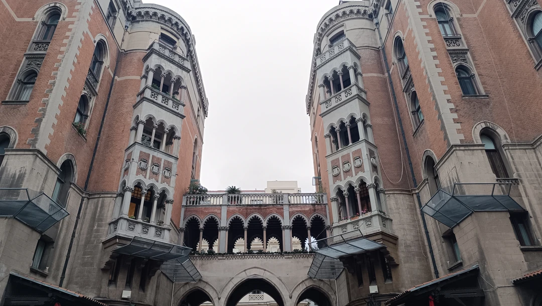 Была прекрасная экскурсия Стамбул: город воспоминаний. Что поражает в Стамбуле: вот центральная улица, толпы туристов, свернул