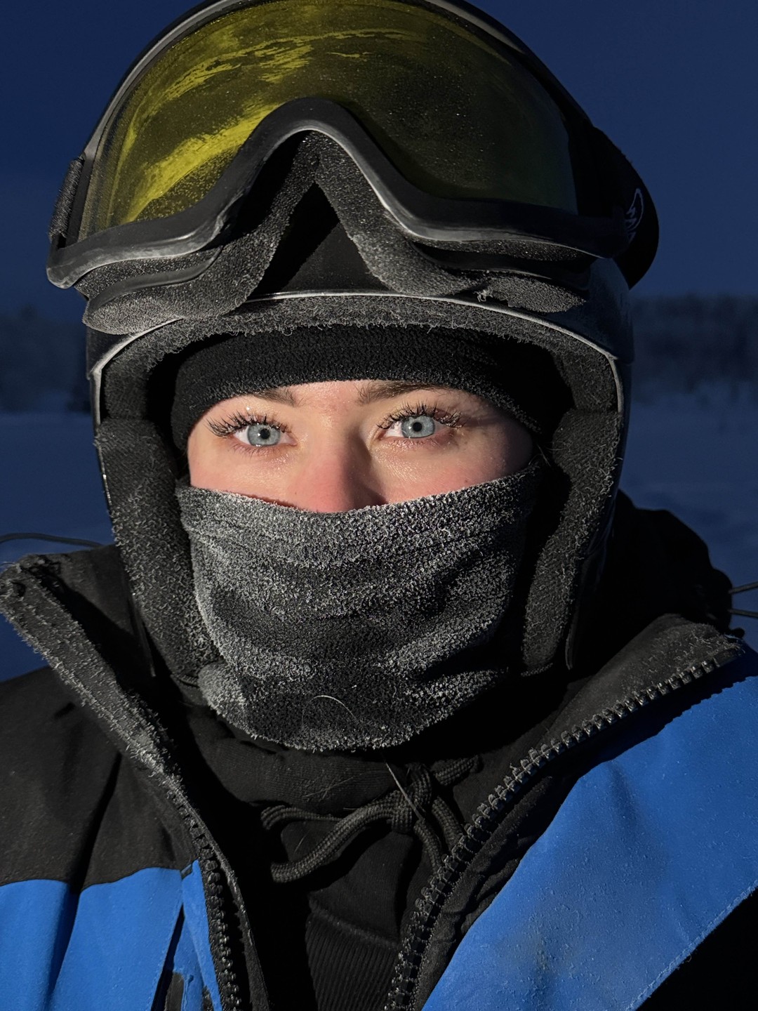 Организаторы потрясающие, очень дружелюбные, все объяснили и показали. Тепло одели, снегоходы классные с подогревом ручек, справится