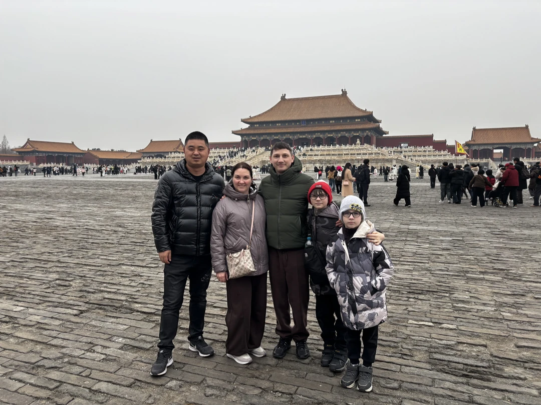 Ездили на экскурсию по Пекину. Андрей нас встретил в аэропорту. Прекрасно провел экскурсию. Рассказала все про