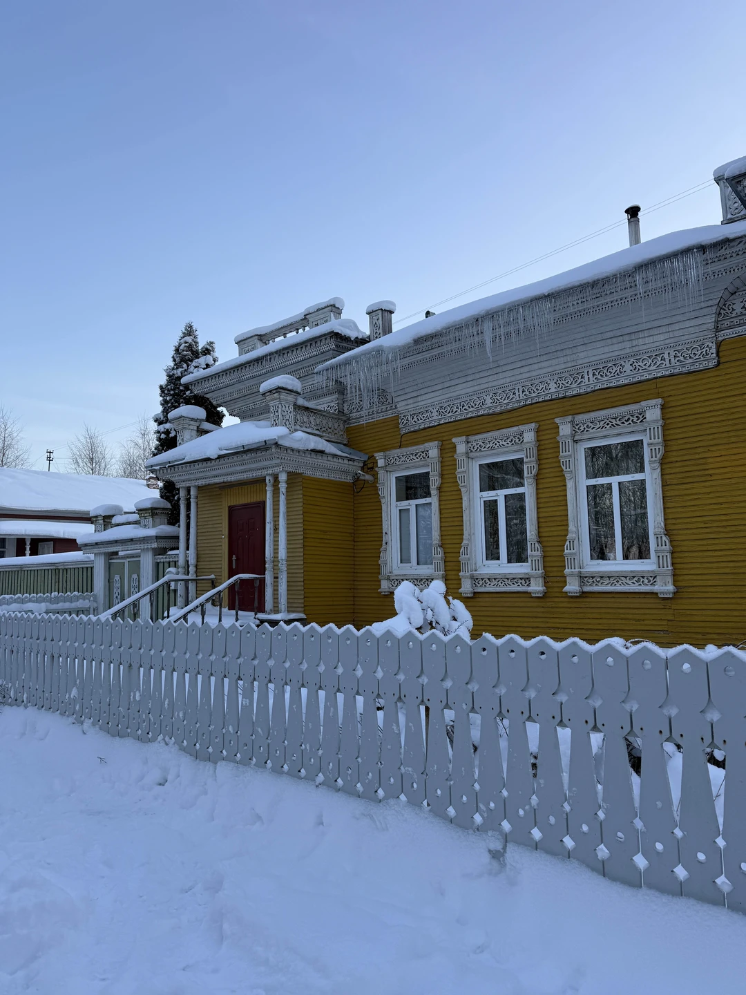 Отличная экскурсия! Если вам важна историческая информация, непринужденная легкая подача, юмор и насыщенная визуализация резьбы, домов