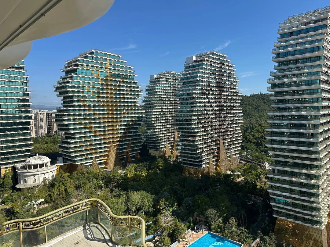 С нами был гид Антон - приехал вовремя на чистой, комфортной машине - как и заявлено