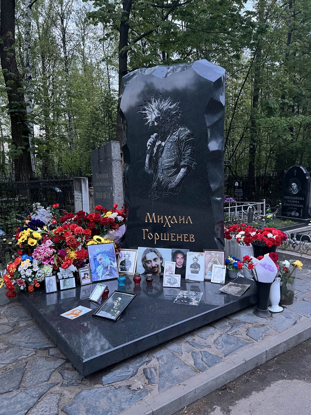 Отличная экскурсия! Гид очень подкован, любит группу Король и Шут, погружает в мир развития группы, её