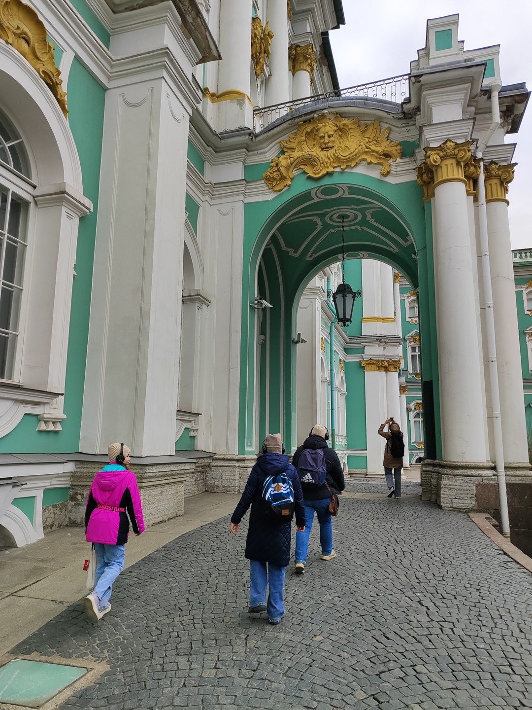 Были на экскурсии 03.04 с тремя детьми 9,10,11 лет. Нас встретили с термосом чая и вкусными