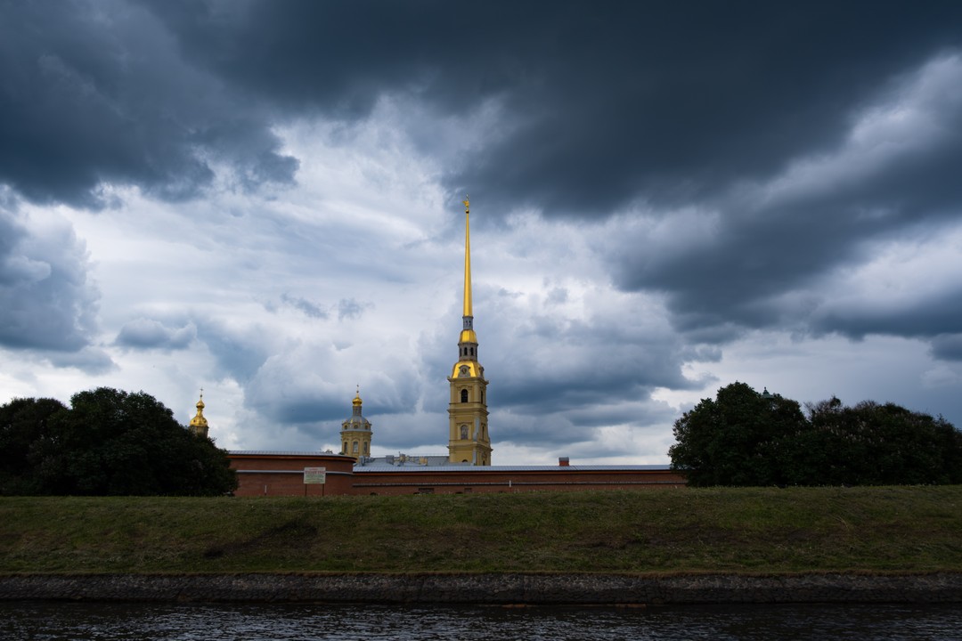 Внимательный, знающий капитан. Маршрут составлен хорошо, посвящен в основном акватории Невы. По каналам прошли совсем немного.