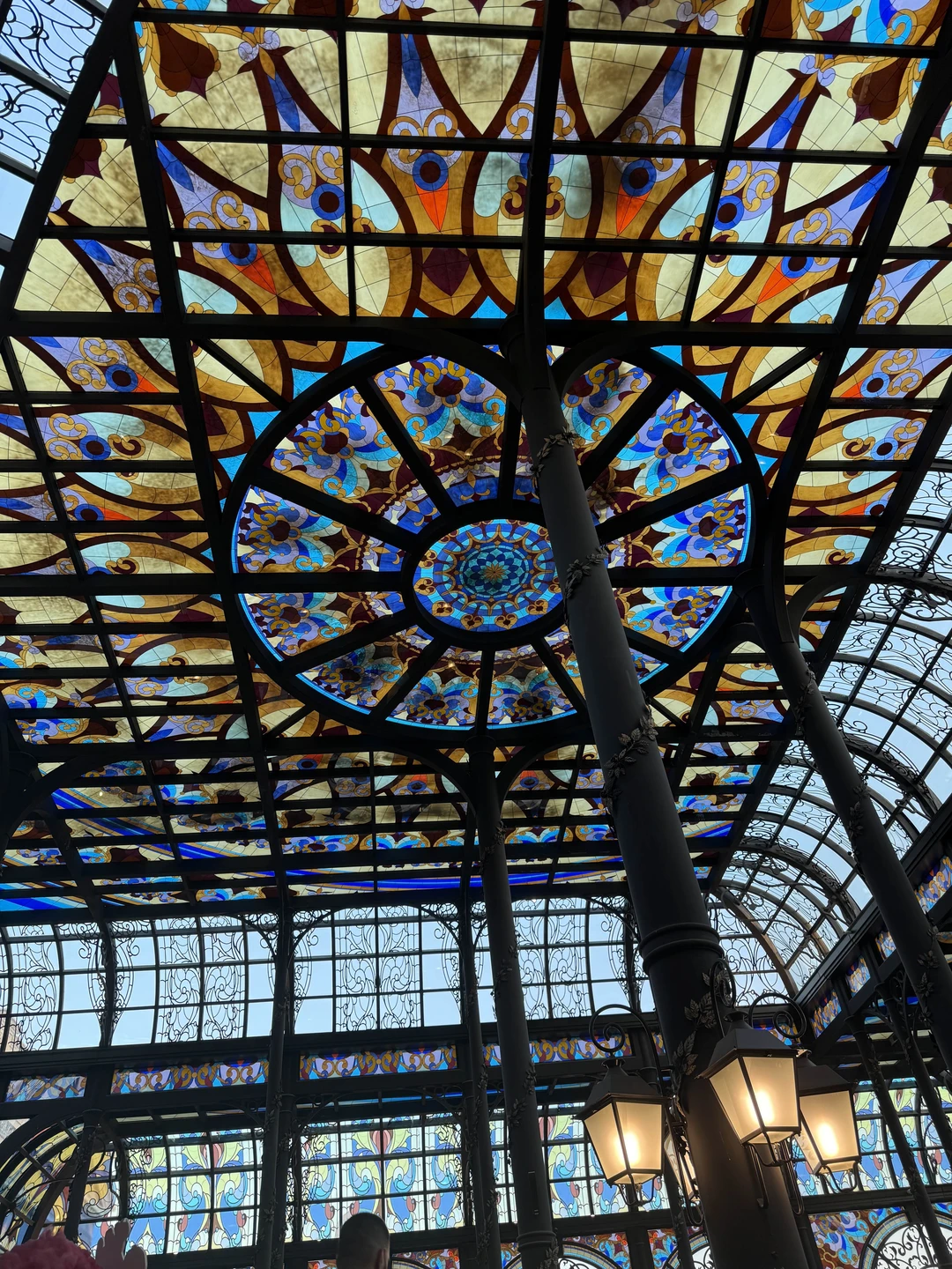 У нас была экскурсовод Зуля))нам она очень понравилась)буду рекомендовать друзьям ее))