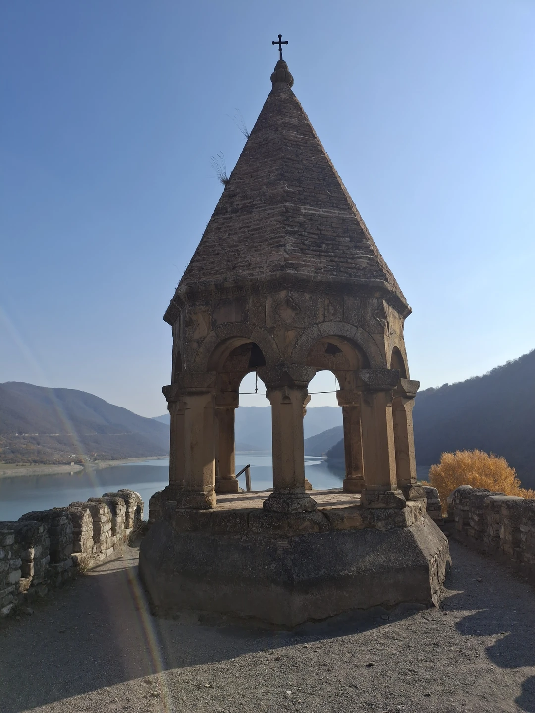 Мы ездили вместе с Эмилей, очень понравилась экскурсия, гид профессионал своего дела. Водитель умничка, весь серпантин