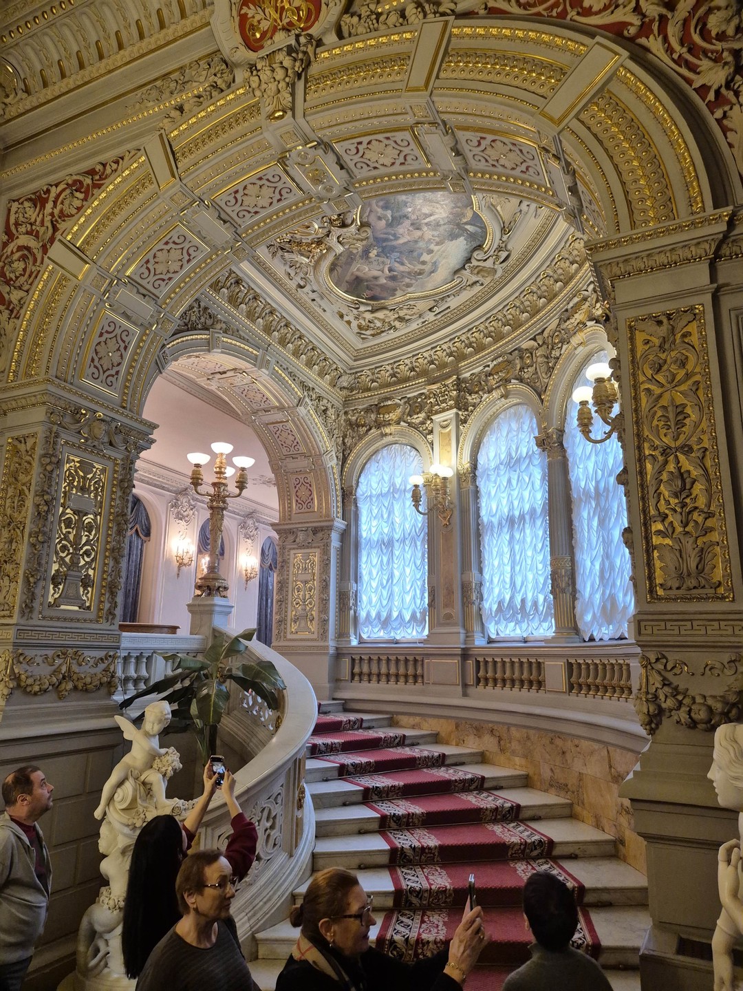 Замечательная экскурсия! Тем более, что дворец расположен очень удобно, в шаговой доступности от Эрмитажа. Очень интересно