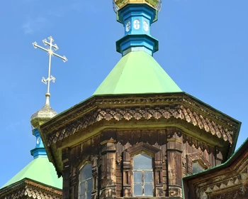 Озеро Иссык-Куль, Свято-Троицкая церковь и Дунганская мечеть в Караколе