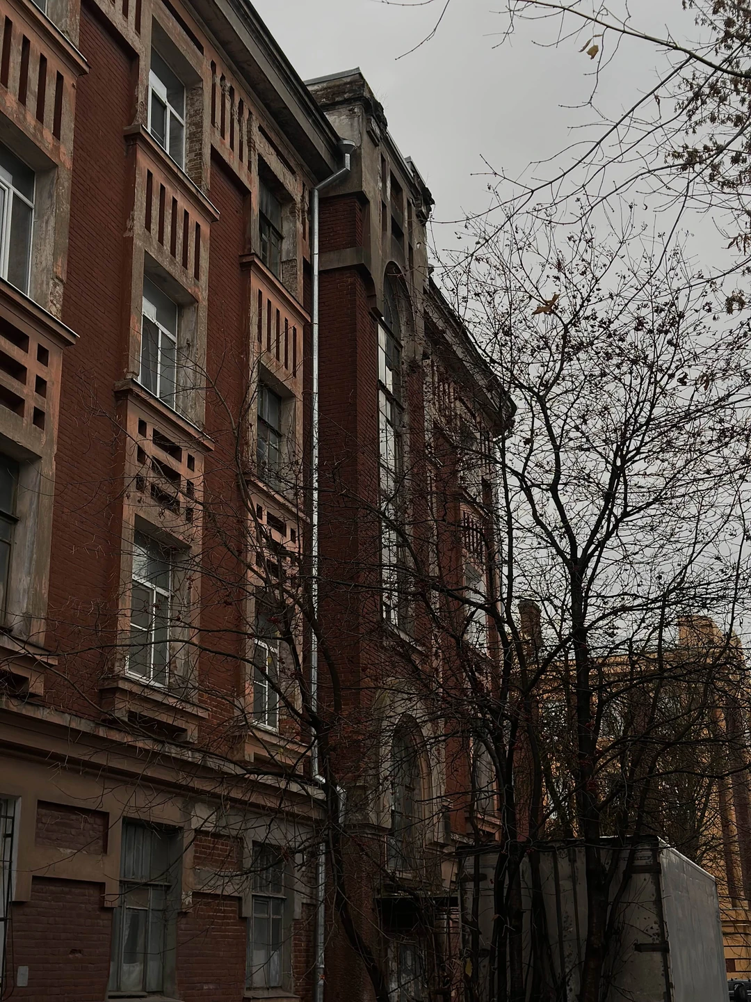 Классный формат аудио спектакля, когда не зависишь от гида. Для этого места подходит идеально. Получили с