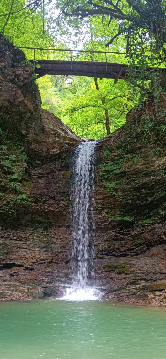 Путешествие действительно волшебное! Маршрут не простой, мы прошли 22 км. В маршруте 3 красивейших водопада. Тропа