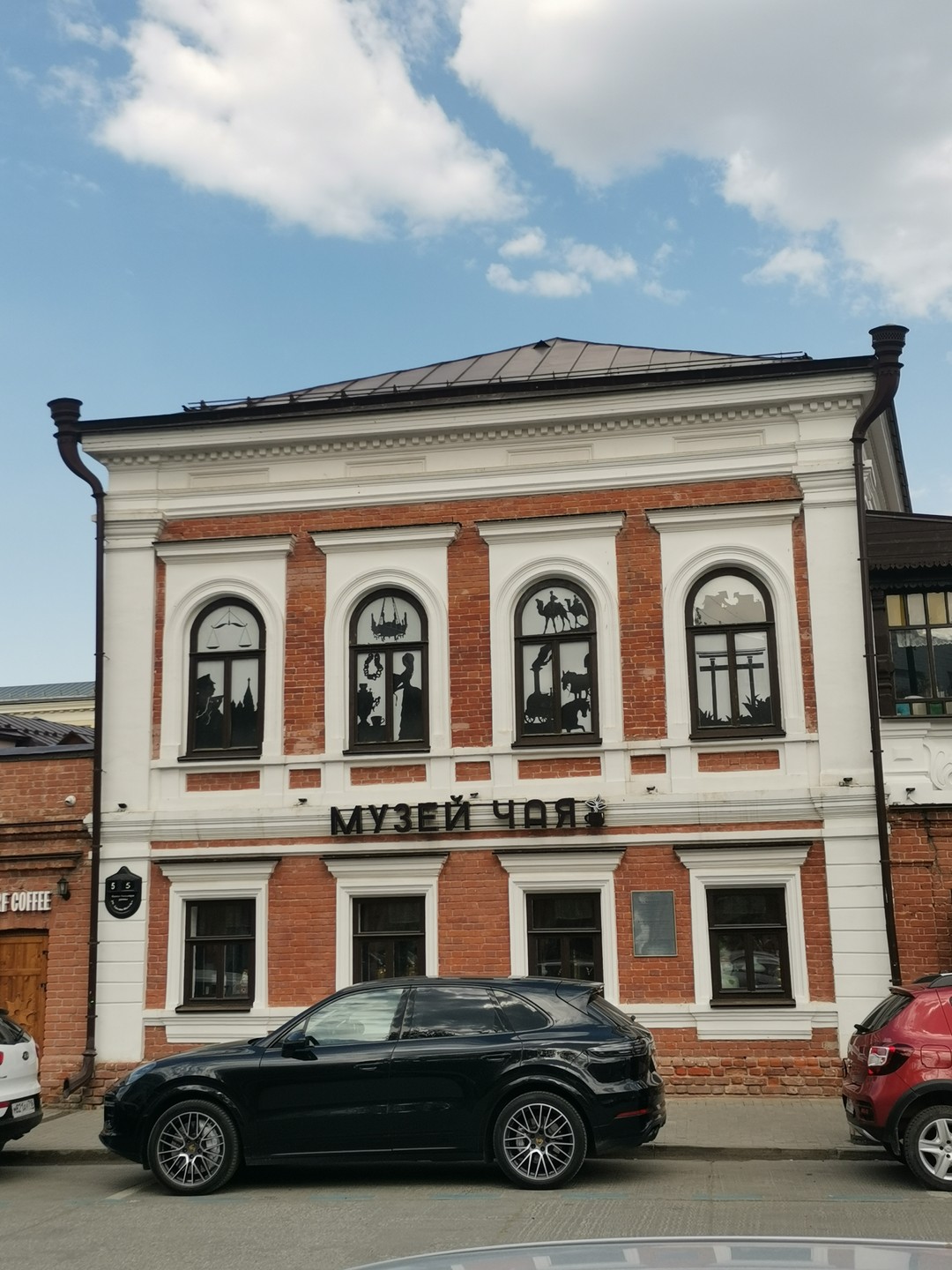 Экскурсоводом у нас была Валентина Ивановна - грамотный гид, исторически подкованный экскурсовод и яркий, с чувством