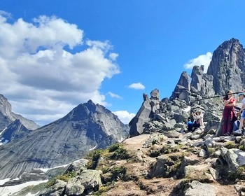 Висячий камень, озёра, скалы, перевал Художников и рододендроны