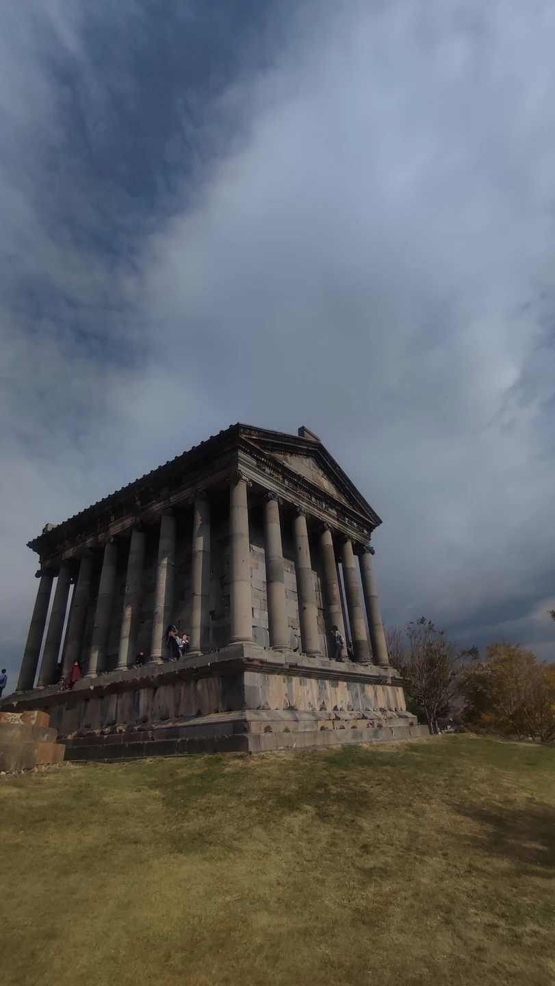 У нас был водитель Вардан и экскурсовод Вардуи. Очень понравилась экскурсия благодаря экскурсоводу. Материал был послан