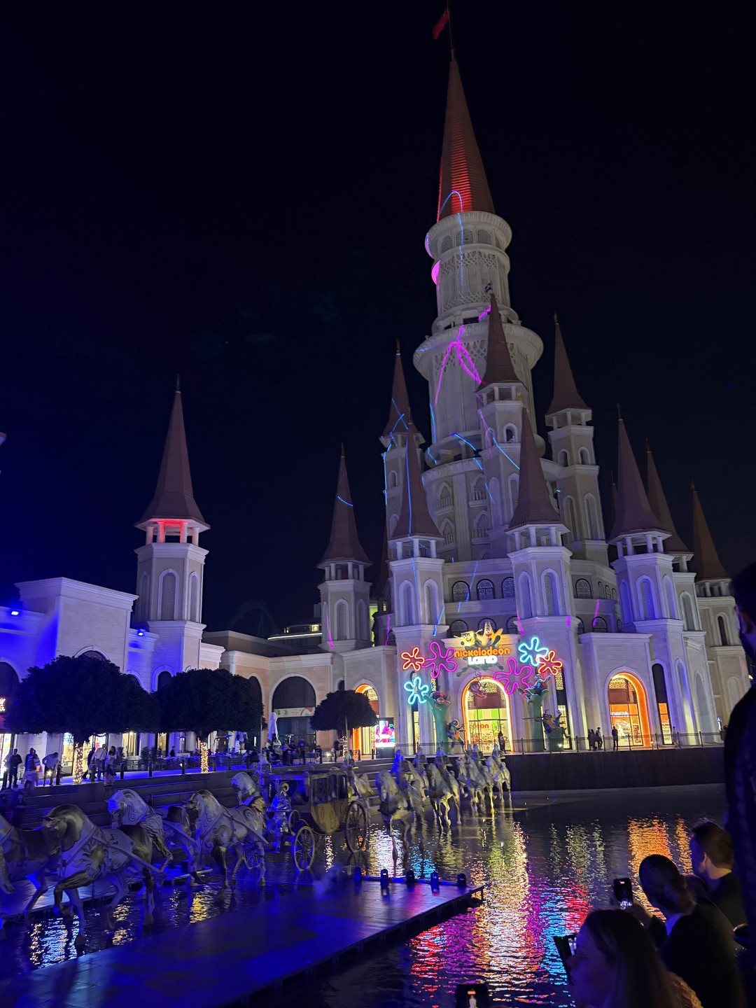 Все привет. Брали трансфер до Ленд оф Легендс. Это по факту не экскурсия, но очень удобный