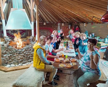 Праздничный ужин, подарки на память, салют