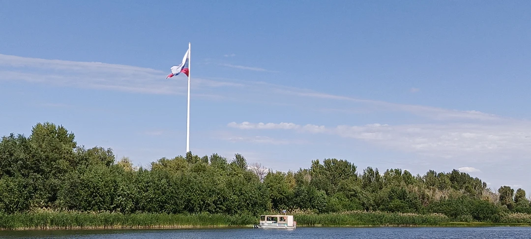 Вдоль набережных Астрахани - на катере с навесом (в группе) (Светлана)