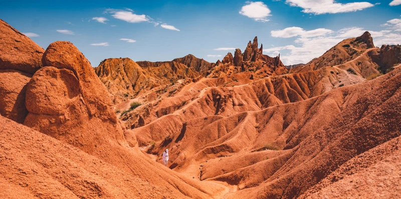 Джип-тур по инопланетным пейзажам Киргизии: топовые локации и необычные места