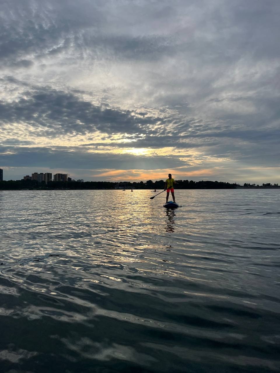 Я решила попробовать покататься на сапе вечером в Иркутске, и это был незабываемый опыт! Я купила