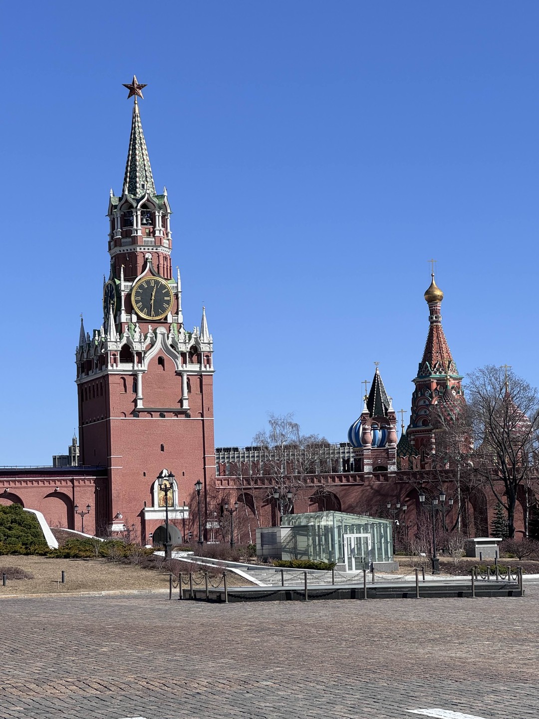 Экскурсию проводила Наталья Игоревна. Опытный экскурсовод. Встречала группу в метро, затем обзорная экскурсия возле Кремля около