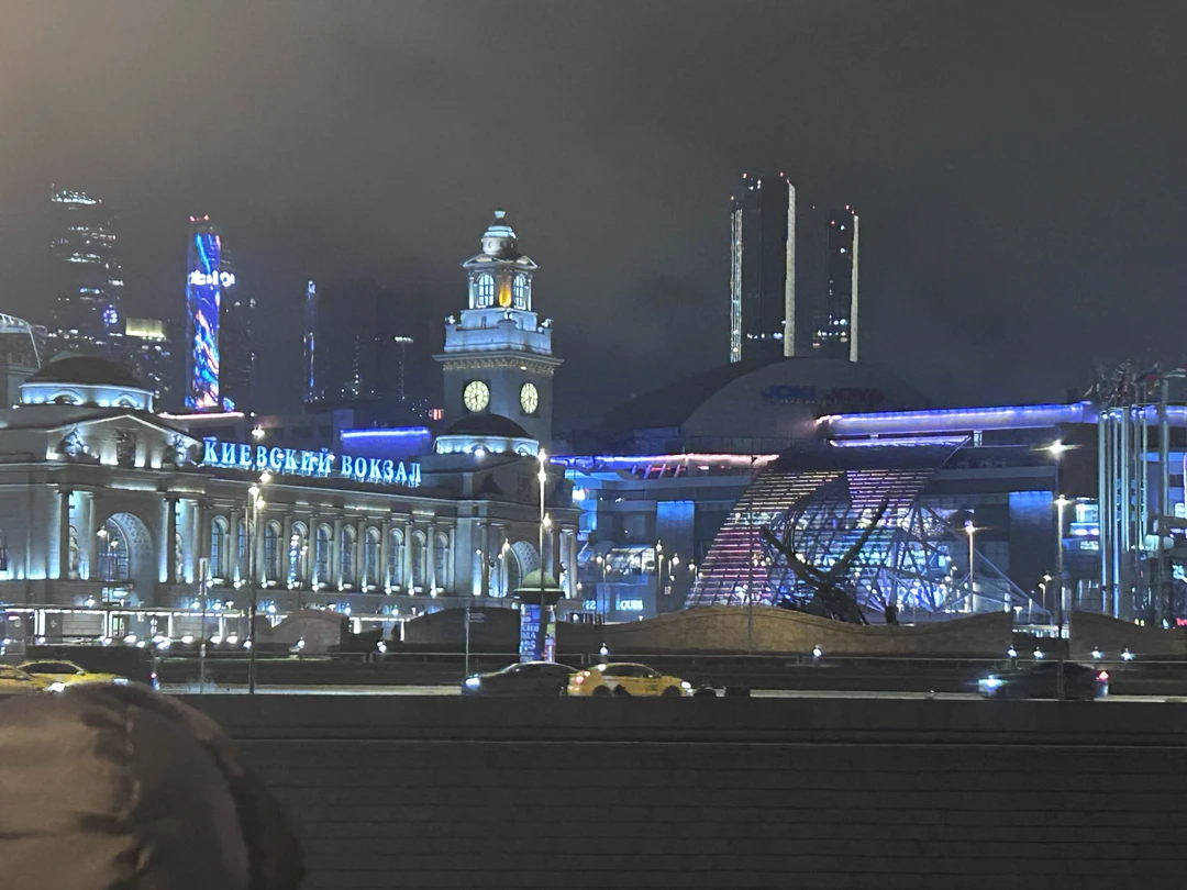 Необычный формат и очень красивый. Мы брат на 15-00 и получаеться захватили и день и вечер когда зажглись огни!