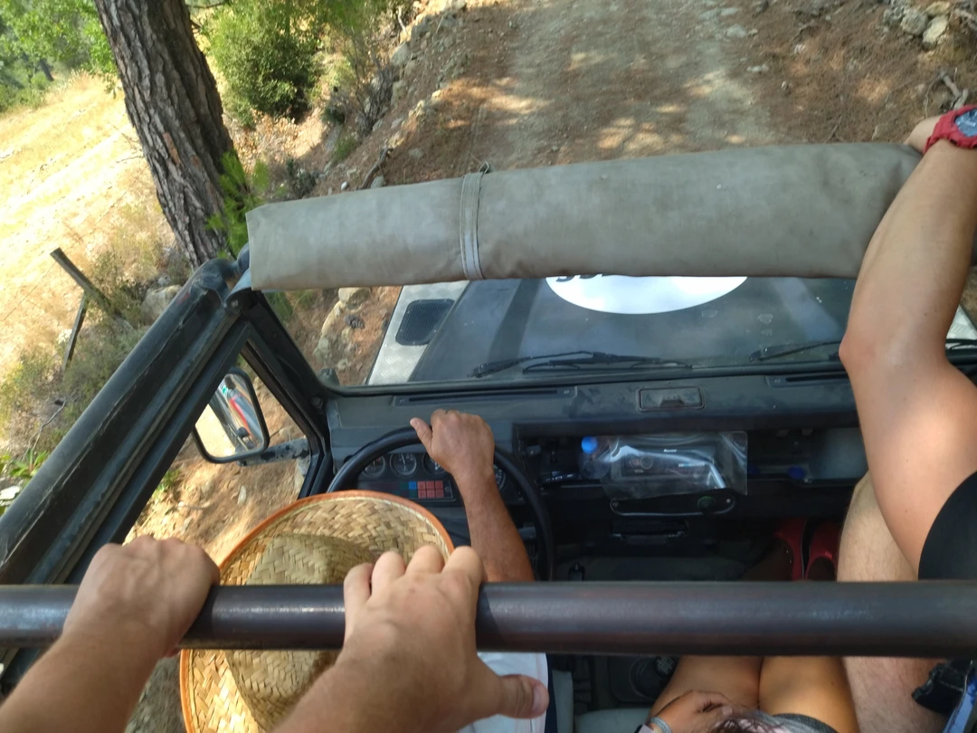 Нам обещали джипинг в экскурсии-в реале на месте нам предложили ехать на розовом батоне. Мы начали