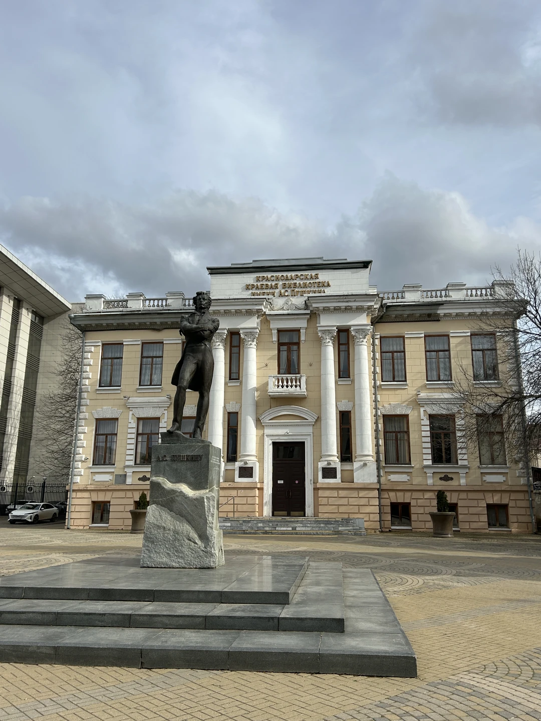 Экскурсия составлена очень грамотно: сначала частично на машине и частично пешком по исторической части города, затем