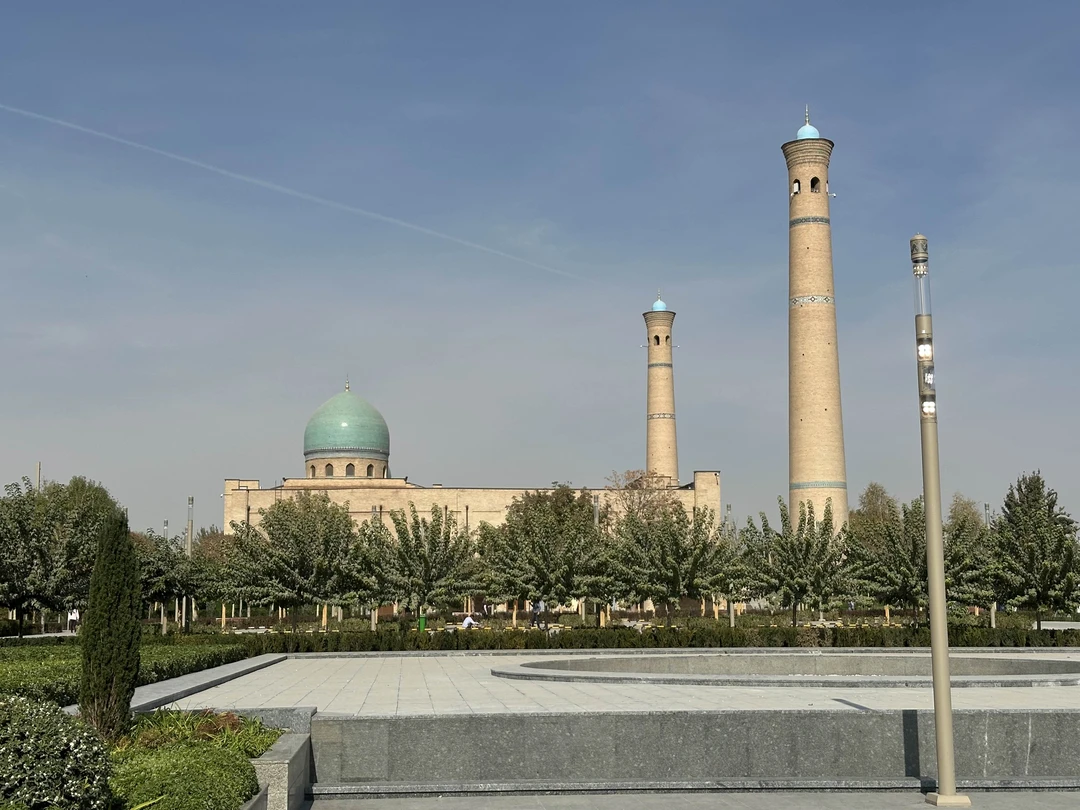 Нам очень понравилась экскурсия с Эльдором. Маршрут был составлен очень хорошо, с учетом наших предпочтений, мы