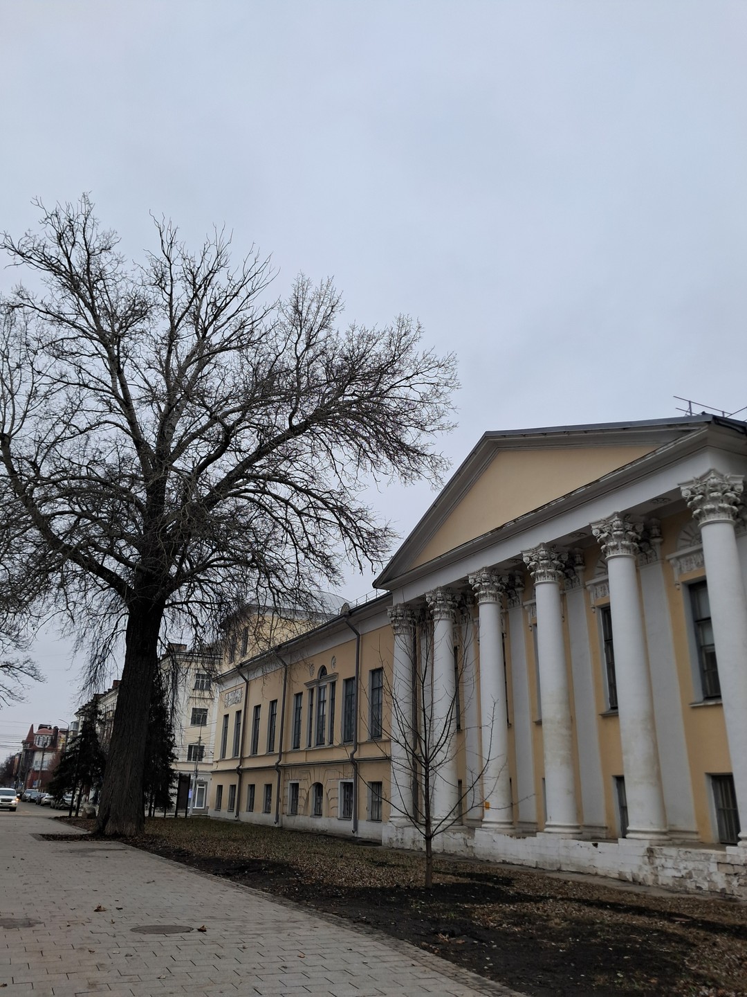 Экскурсовод Инна прекрасно знает свой город, все его укромные уютные дворики и закоулочки, его многовековую историю,