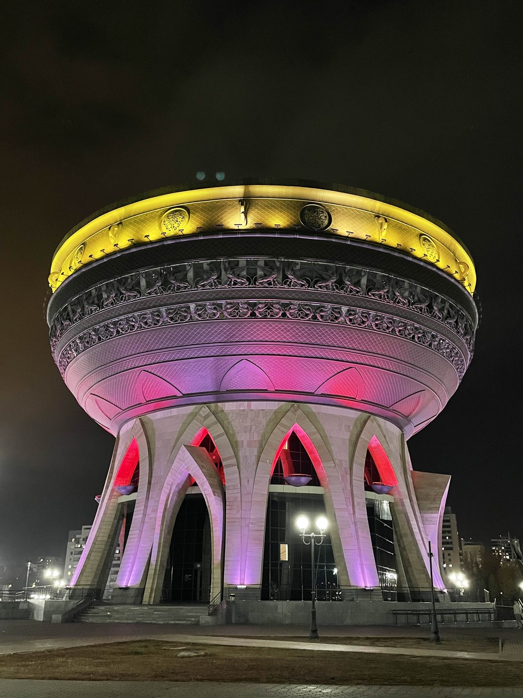 Отличная экскурсия. Вечером знаковые здания Казани выглядят совсем по-другому, нежели днем. Лариса отличный рассказчик, удачно сочетала