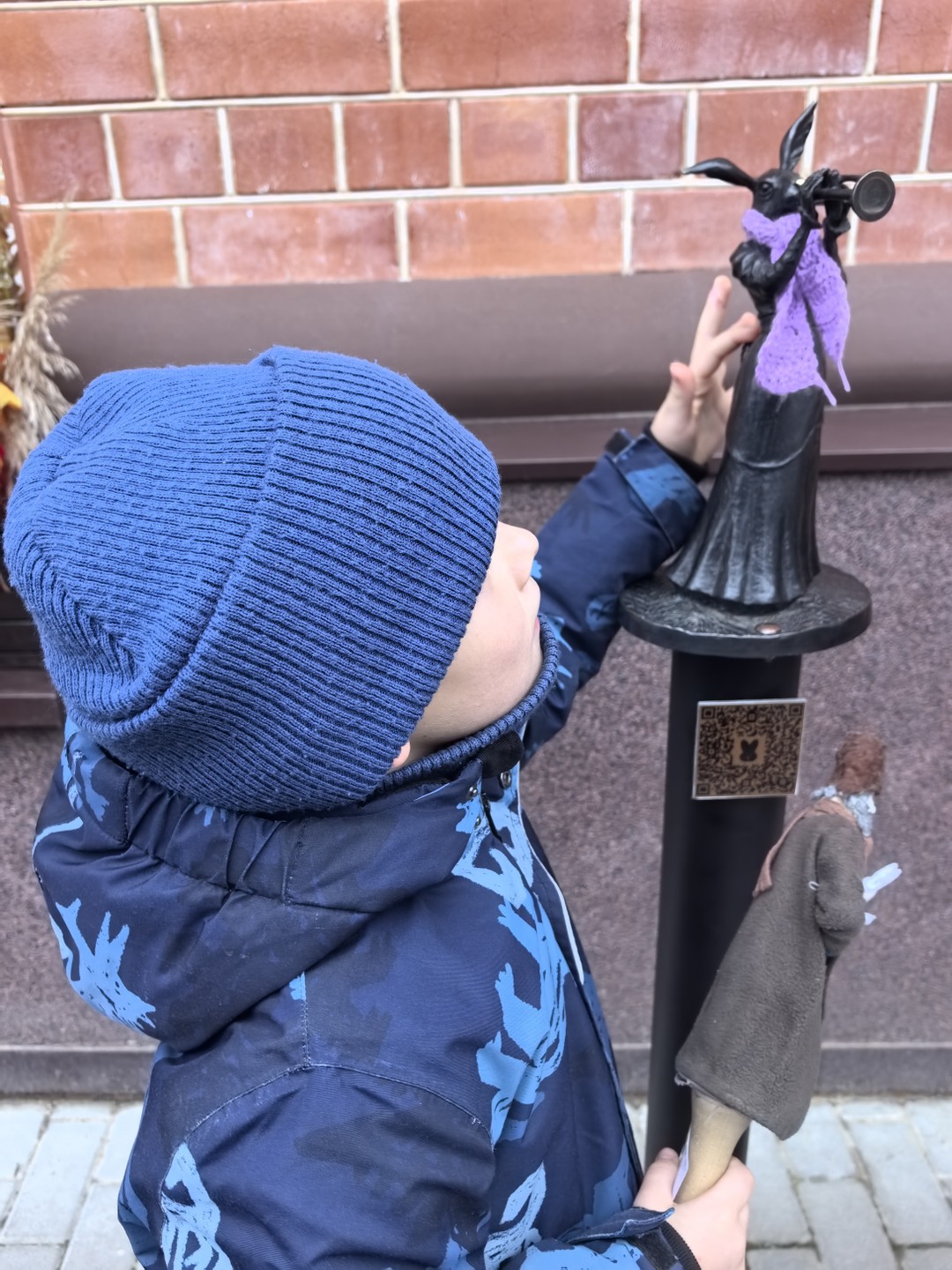 Интересная экскурсия увлекла наших непосед, на следующий день продолжили поиски зайцев)