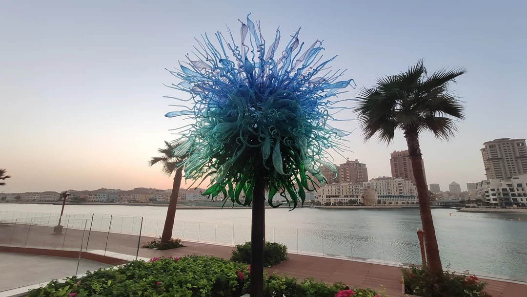 У нашей группы (20+ человек) была длительная ночная пересадка в Дохе. Искали разные варианты. Уже стало