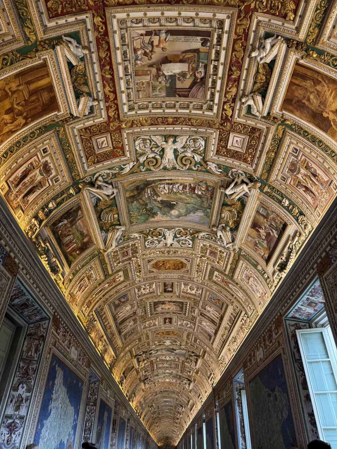 Конечно,этого времени ооочень мало для изучения музеев Ватикана и Собора. Но, организаторы, постарались включить максимально всё