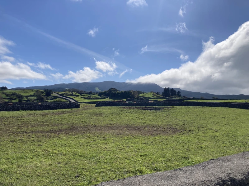 Треккинг к Лагоа-ду-Серру - скрытой лагуне в сердце Терсейры