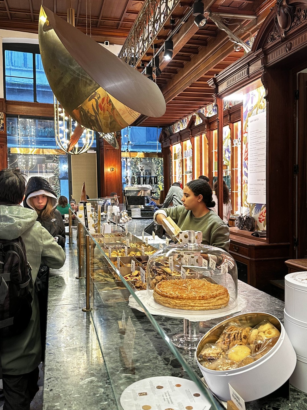 Великолепная экскурсия, совместившая гастрономические факты о городе, подкреплённые несколькими дегустациями, с исторической информацией. Полина - великолепный