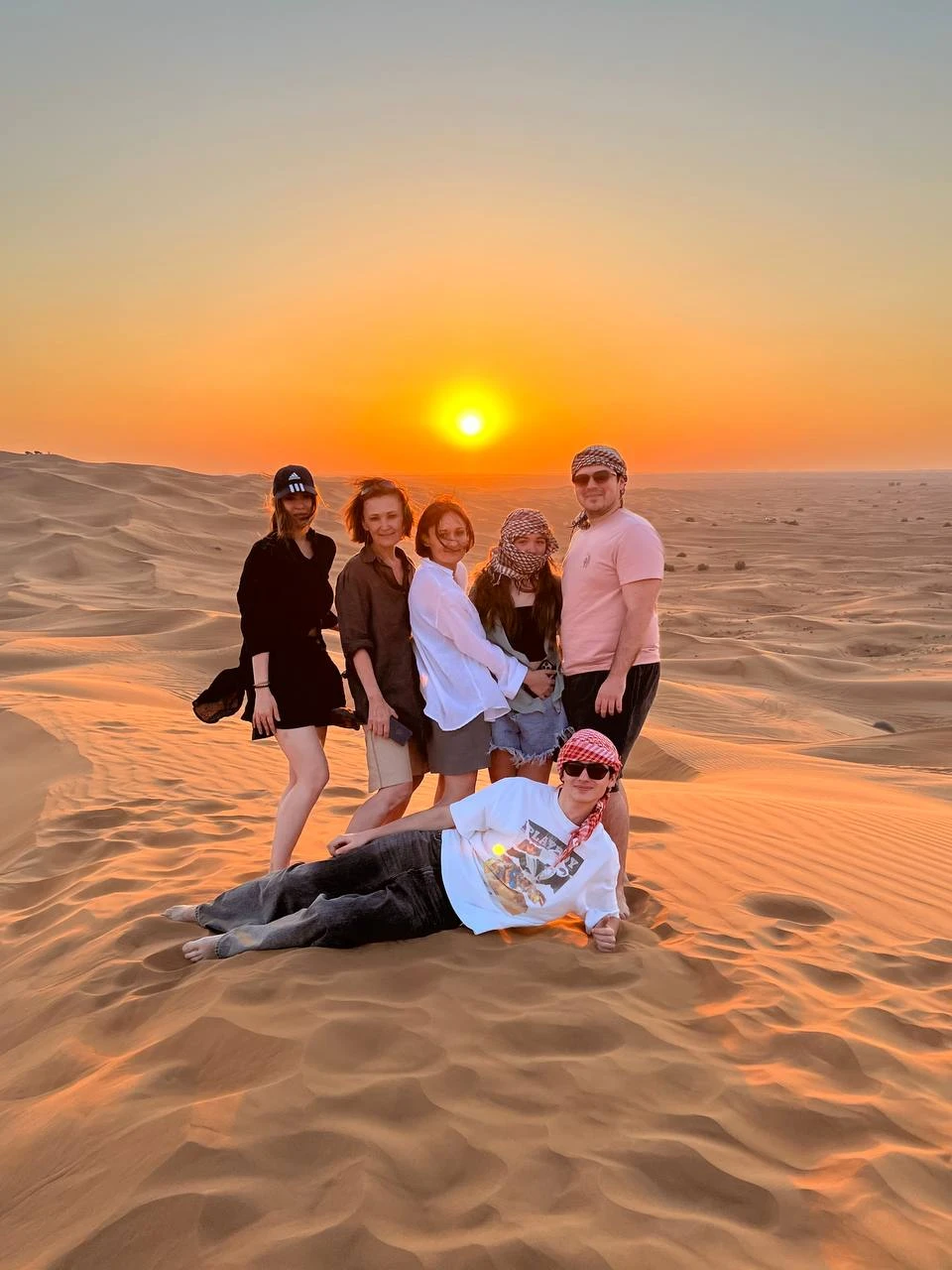 Магия заката, мягкость песка, крутые виражи на джипе и доброжелательность сопровождающего Сатара впечатлила и взрослых, и