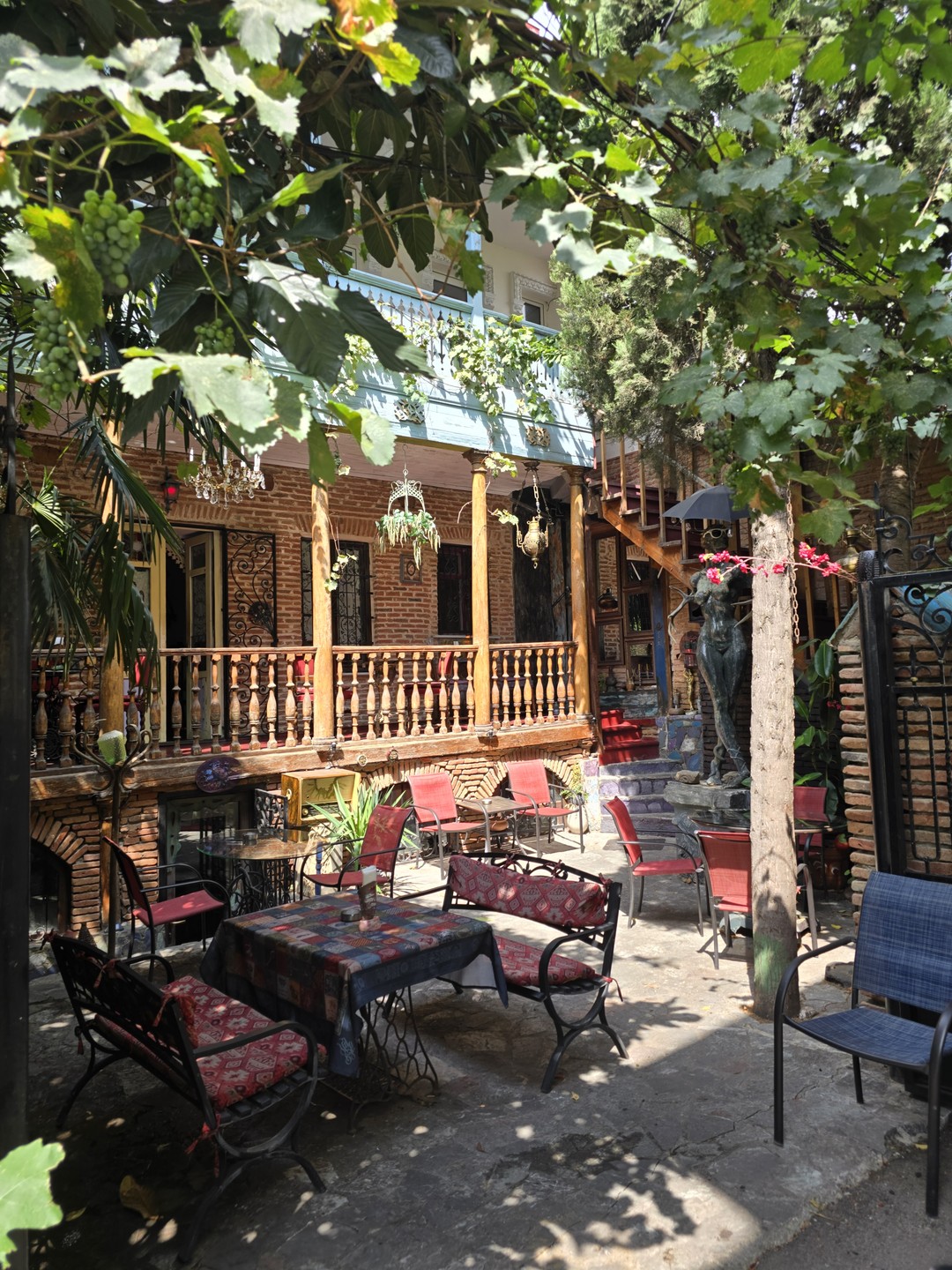Старый и верный традициям Тбилиси (Ирина)