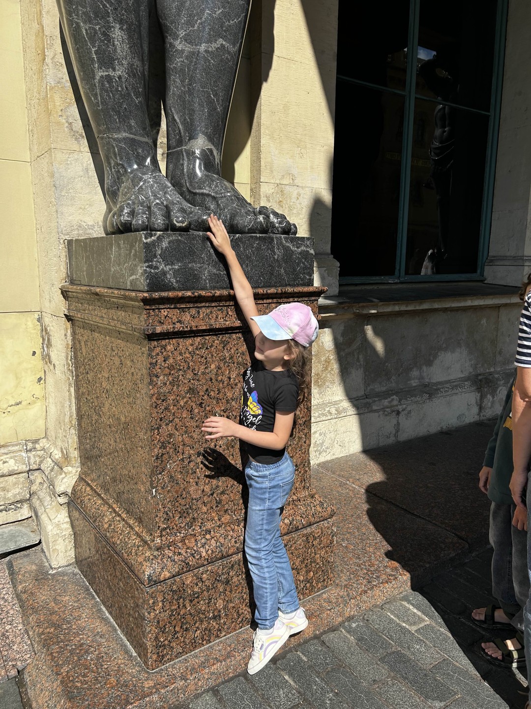 Светлана проводила пешеходную экскурсию для моей дочки (7 лет), экскурсия очень понравилась. Дочка первый раз в