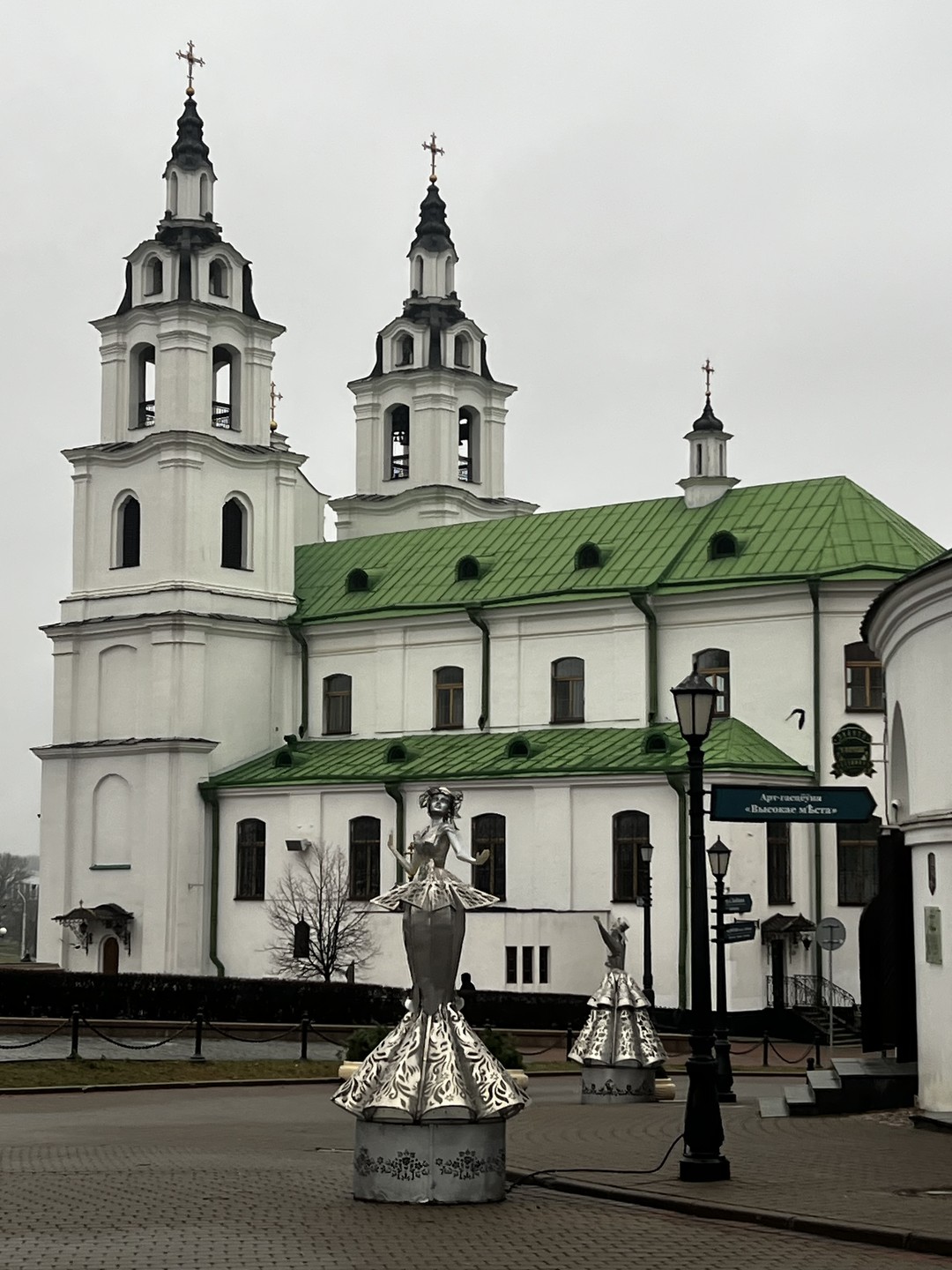 Ярослав выступил в роли гида в рамках двухчасовой обзорной экскурсии по центру Минска. Время пролетело незаметно