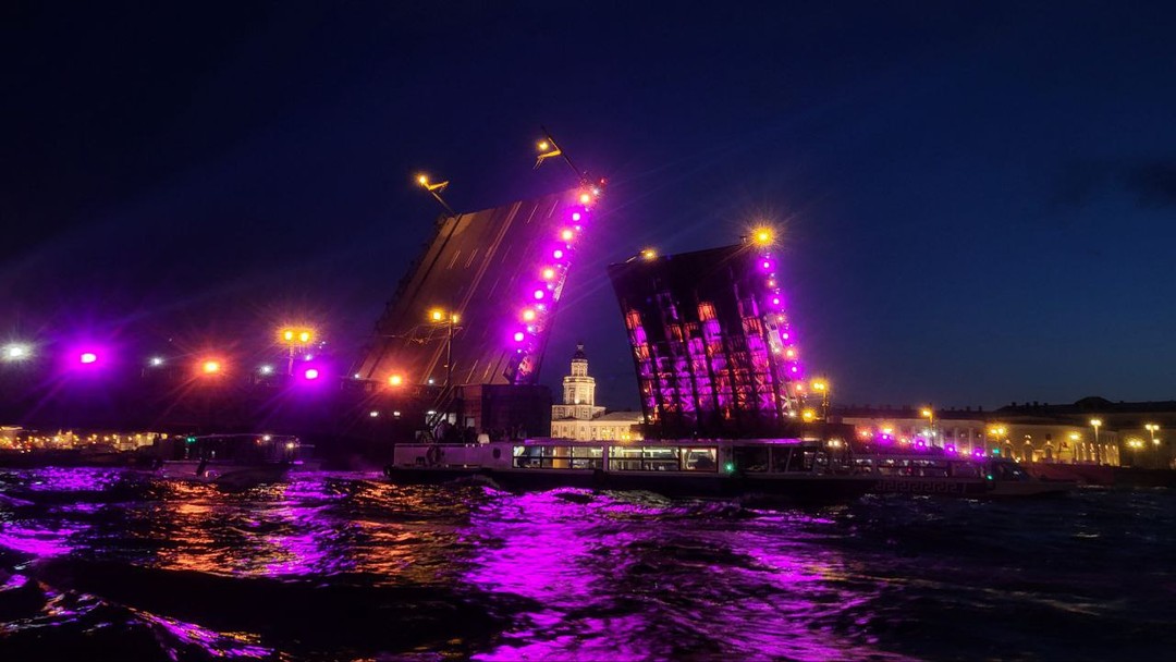 Отличная идея посмотреть на развод мостов в тесной дружеской компании!
