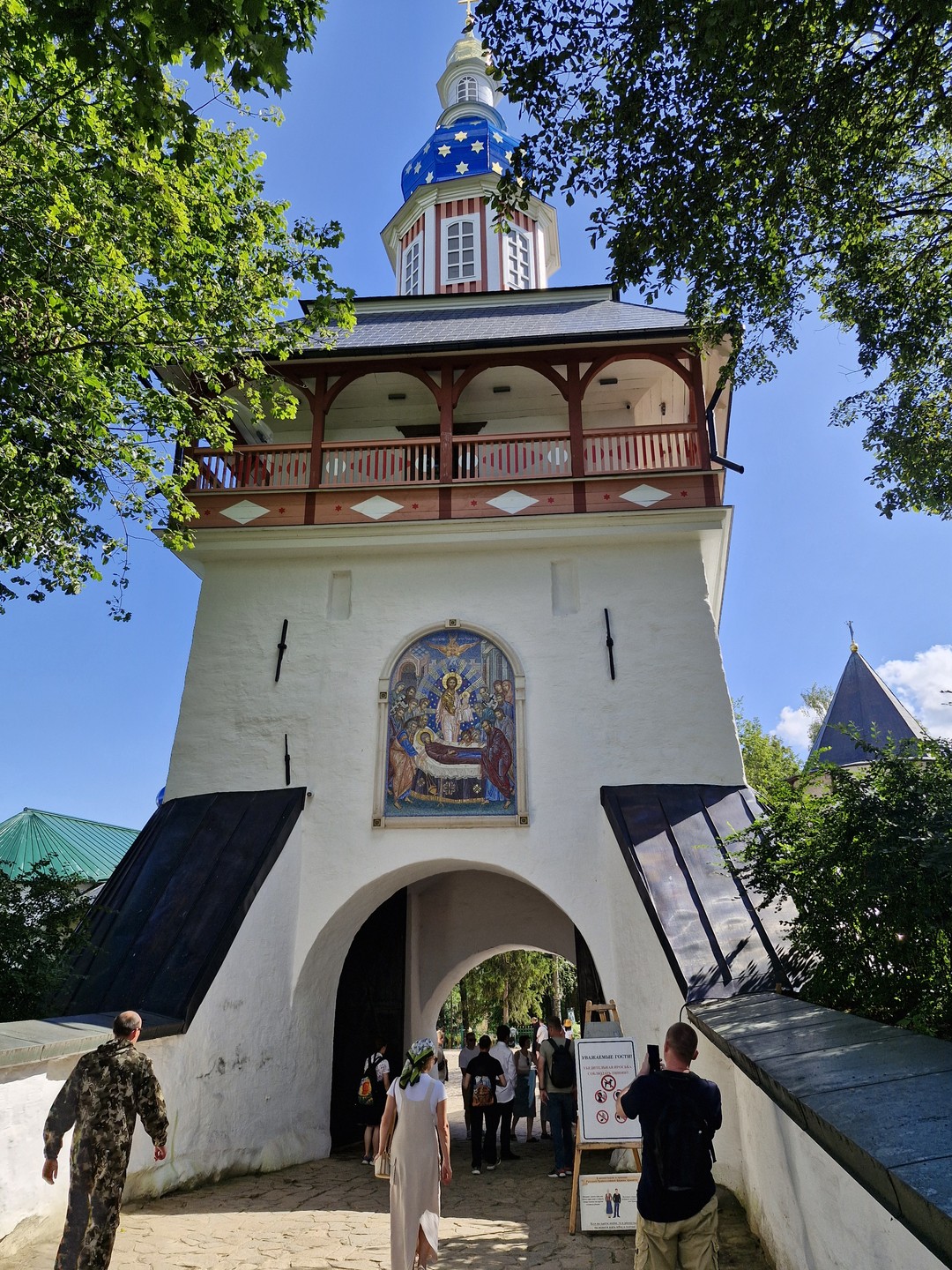 Отличная экскурсия из Пскова в Изборск и Печеры. Повезло с гидом, Александр выдал много информации, но