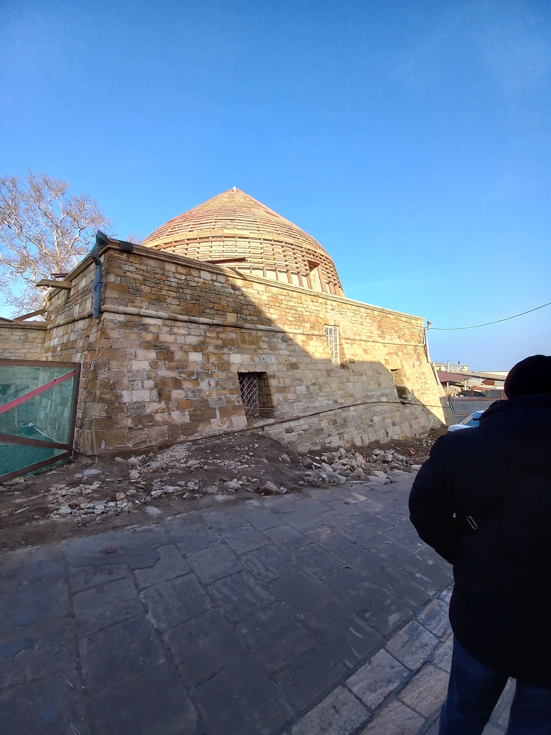 4 января побывали на интересной экскурсии. Оценили толщину и прочность крепостных стен, увидели зинданы, хранилища воды