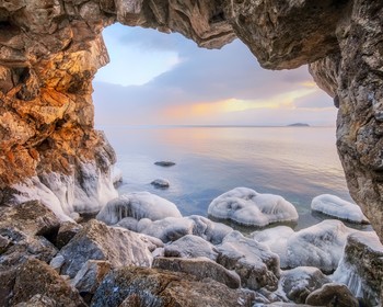 Мыс Саган-Хушун, «Поцелуй Байкала» и петроглифы