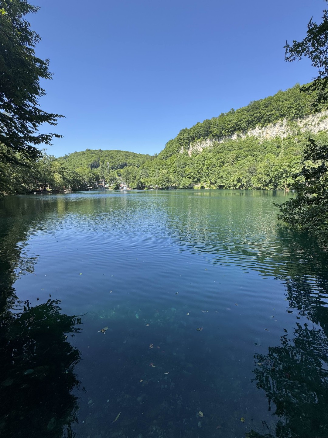 Гид-водитель Роман, прекрасно водит машину, для такой местности это большое преимущество!