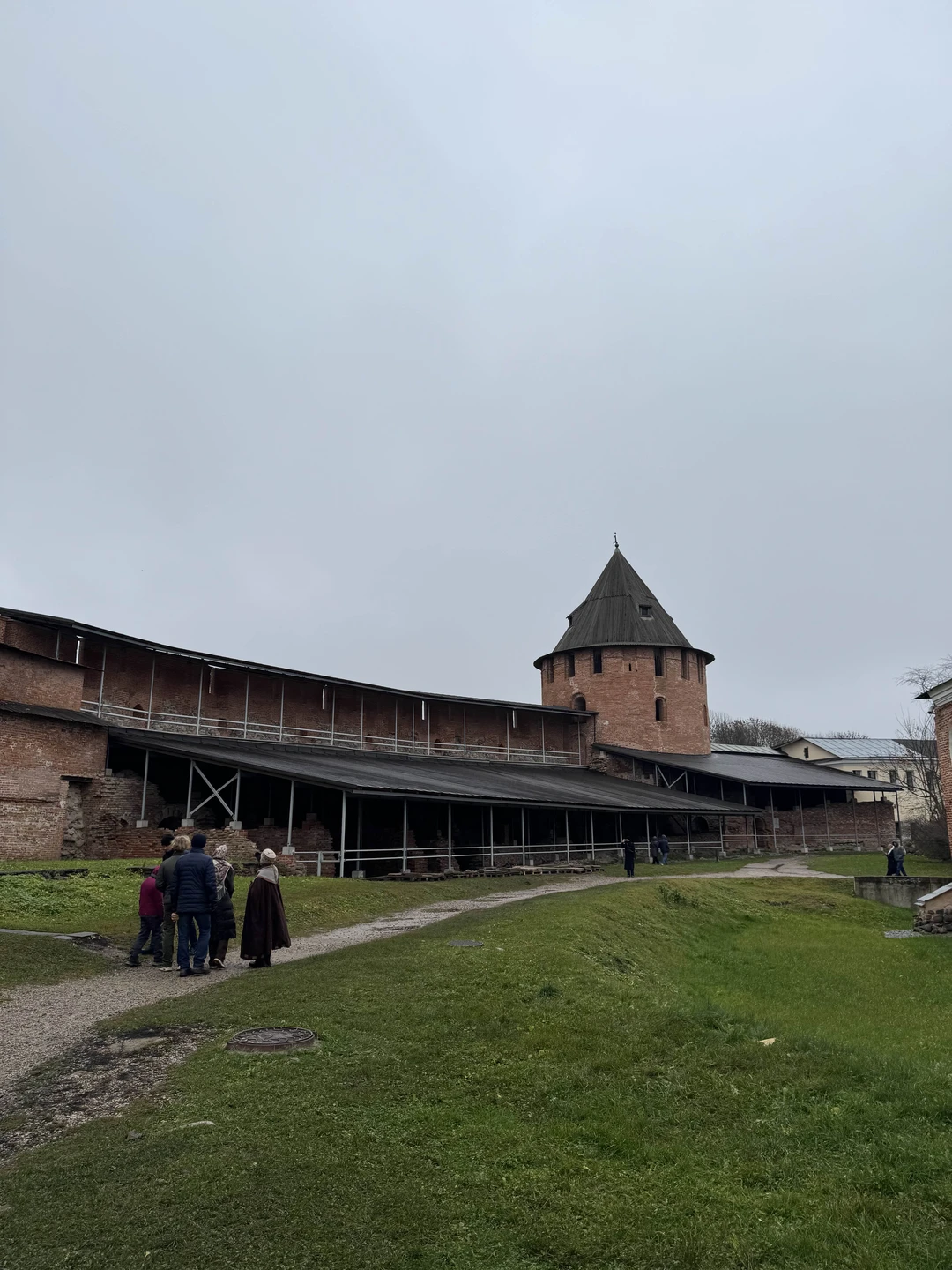 У нас был чудесный экскурсовод Ирина. Погрузила в историю, постаралась не терять ни минуты, чтобы рассказать