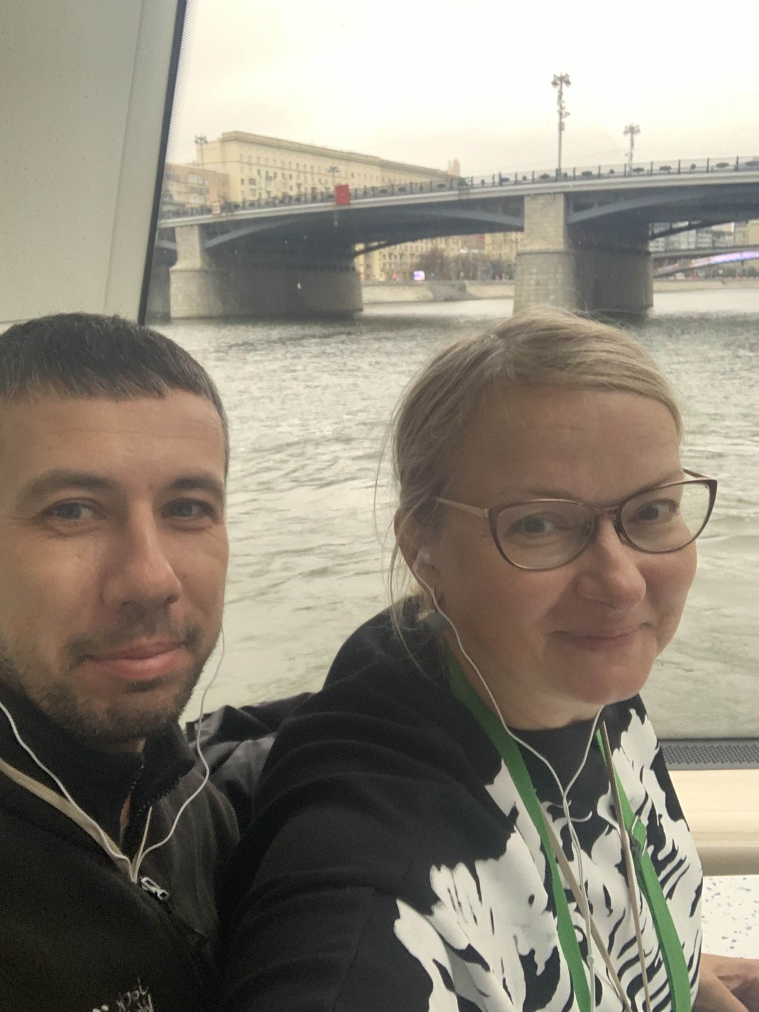 На трамвайчике очень комфортно, в сырую погоду, в тепле все посмотреть в сопровождении Елены, замечательная идея👍🏻интересно