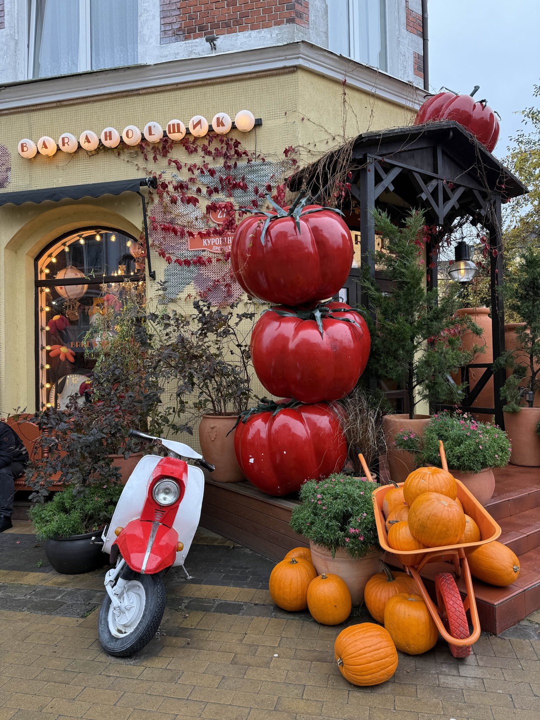 кирилл отличный гид, очень было уютно с ним и весело) динамично перемещались между локациями, но при