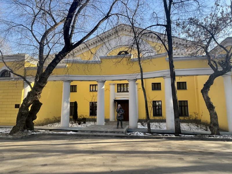 Ткачи, военные и опальный граф. Девичье поле: история и архитектура