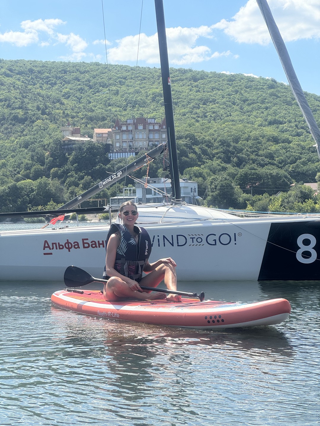 Спасибо, экскурсия очень понравилась. Плавала на сапе впервые. Было совсем не страшно. Мне дали жилет. Управлять