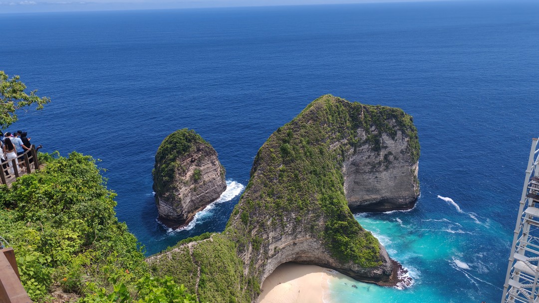Всё чётко организованно, комфортный автомобиль. Везде помогает, очень вежливый. Рекомендую