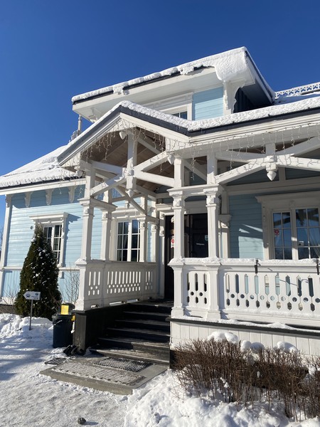 Очень красиво, вкусно и интересно! в первый день мы гуляли по Ладоге, местами снега было по